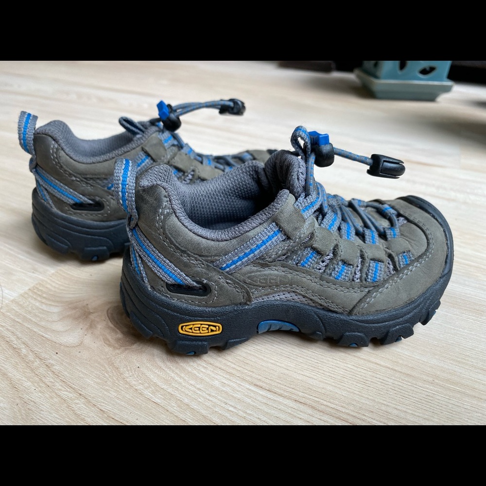 Keen gently worn hiking shoe 8